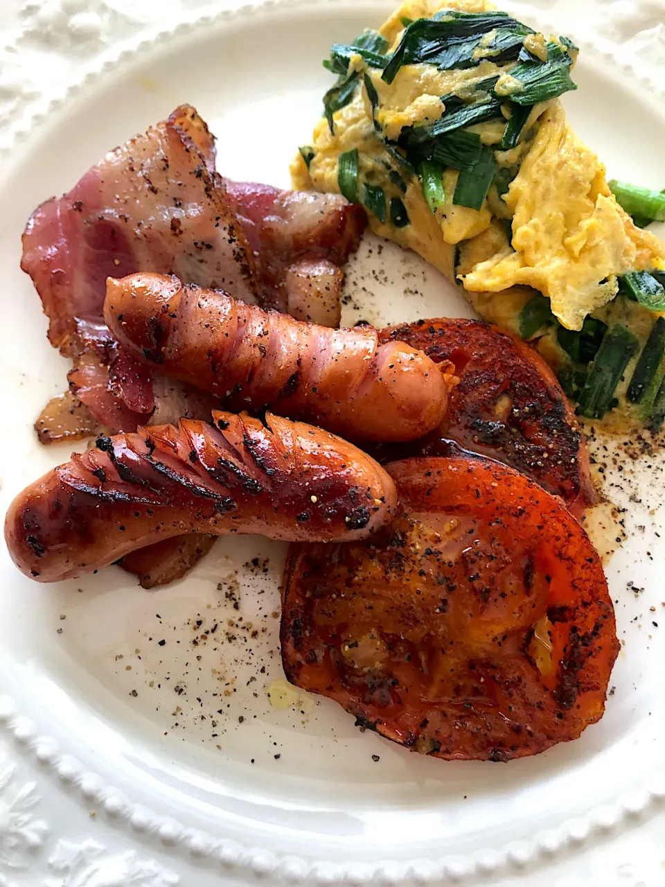 ある朝のプレート✨トマト🍅はモニターで頂きましたカレーパウダーをサッとふりかけて焼いたらラグジュアリーな1品となりました😍|Tina Tomoko😋さん