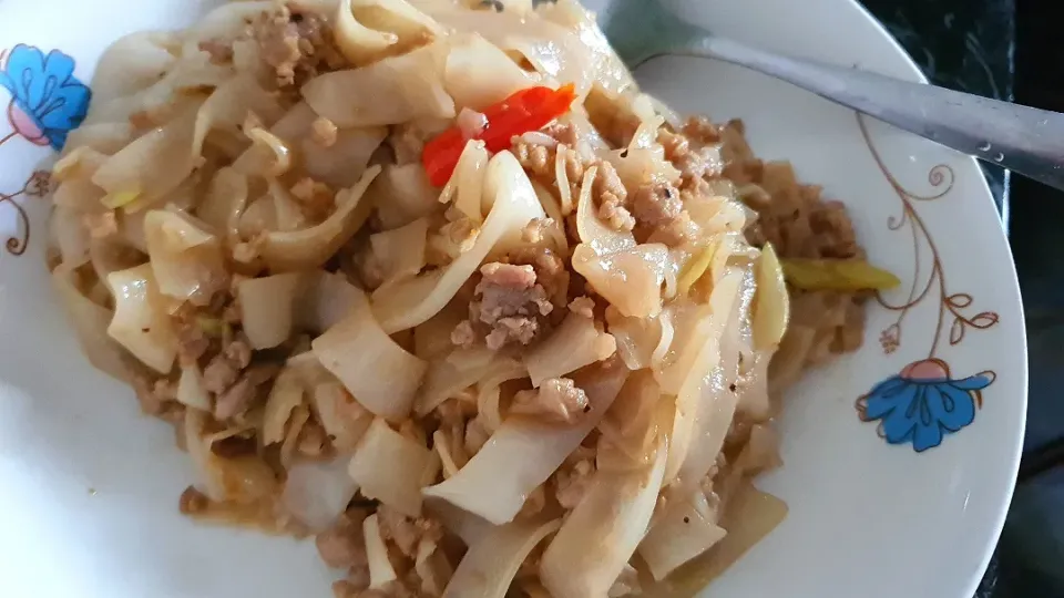 Stir fry kueh teow minced pork green onions + 🌶 
28 Sep 2021 Lunch 😋🤩|🌷lynnlicious🌷さん