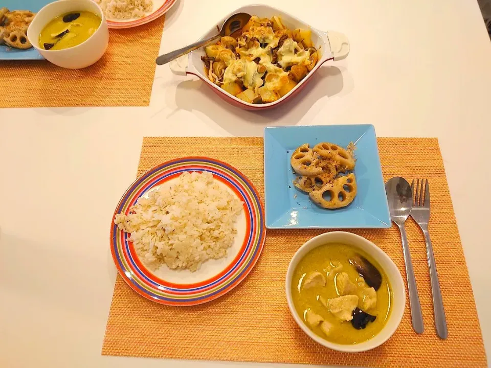 今日の夕食　グリーンカレー、麦ご飯、れんこんのナンプラー焼き、じゃがいものハリッササバ缶チーズ焼き|pinknari🐰🌈さん