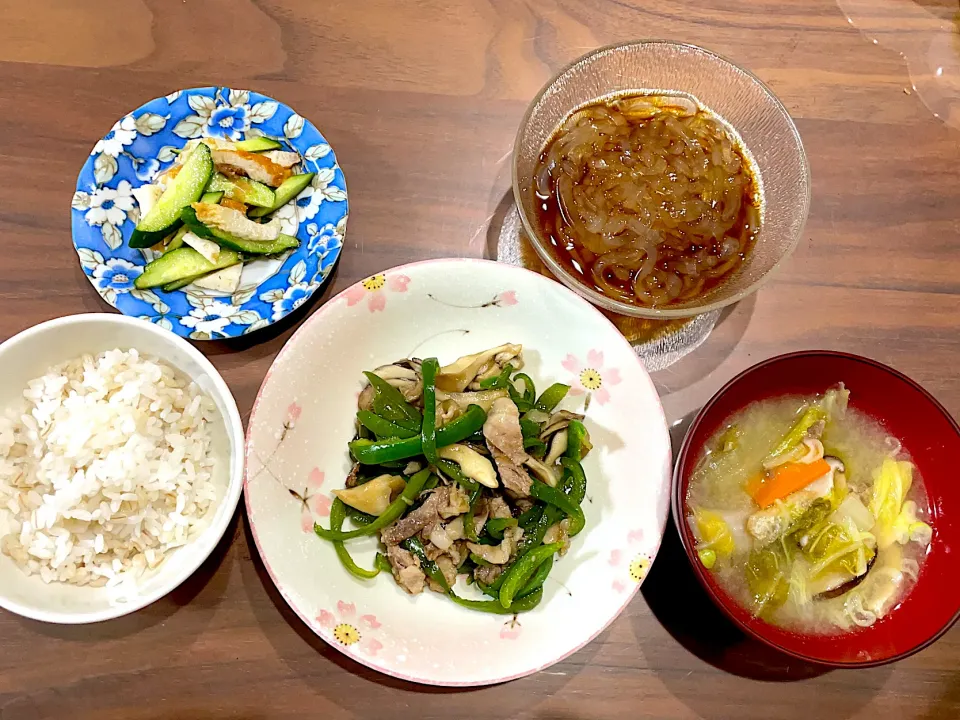 豚肉と舞茸の青椒肉絲　野菜たくさん味噌汁　心太　きゅうりとちくわのおかか和え|おさむん17さん