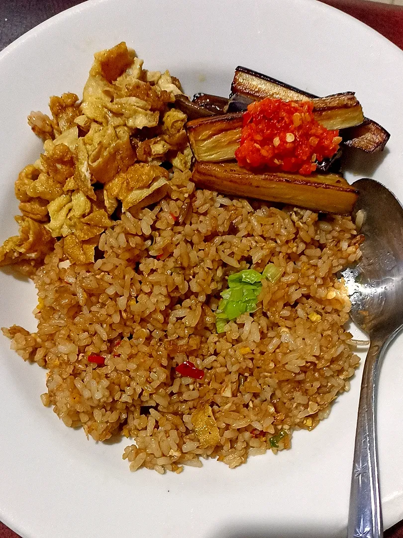 fried rice with shredded omelette and fried eggplant with sambal|sweetsdoseさん