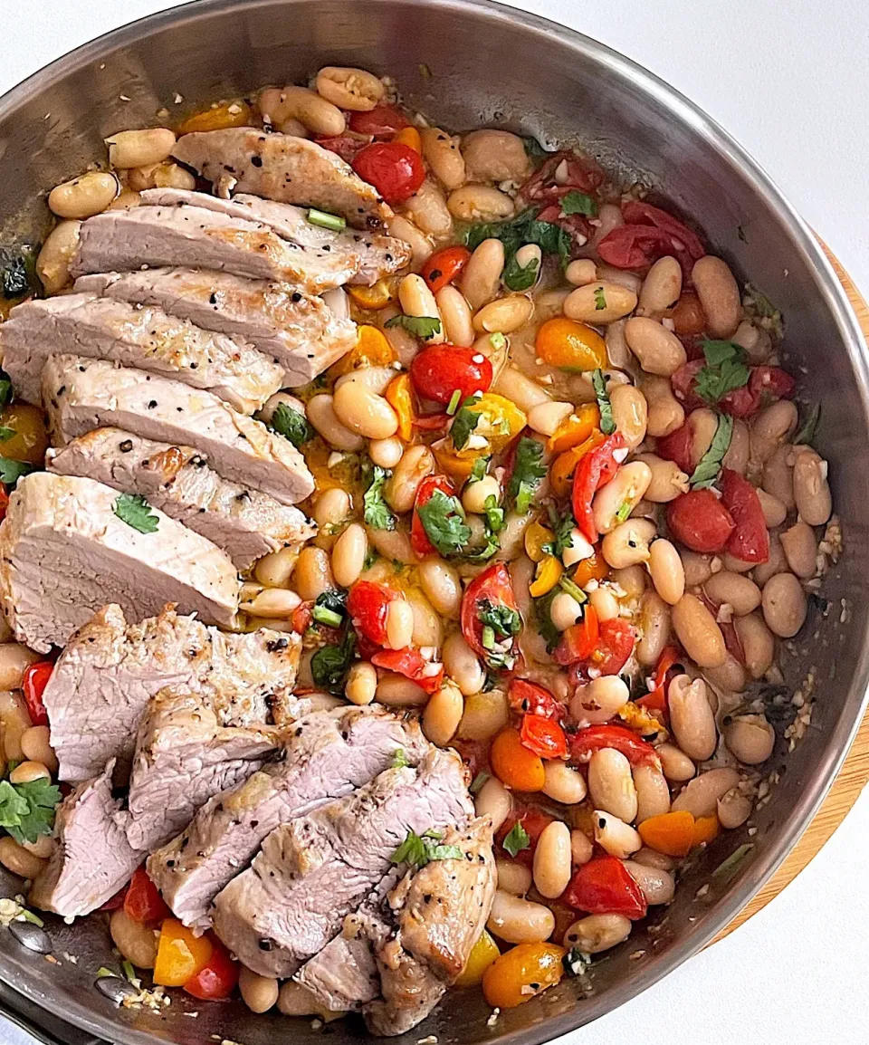 Roasted pork fillet, tomatoes and beans sauce|12Dragonさん