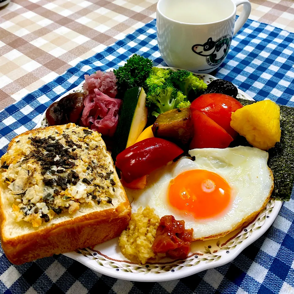 今日の朝ごはん★すり潰したひよこ豆・米麹・シソの実・オリーブオイル・クリームチーズのトースト|riko30294さん