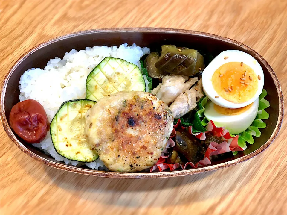 サラ弁　　　　　　　　　　　　　　　　　　　鶏つくねバーグ　ささみと茄子の煮物　茹で卵　茄子の辛子漬け　ズッキーニ|じゅんさんさん