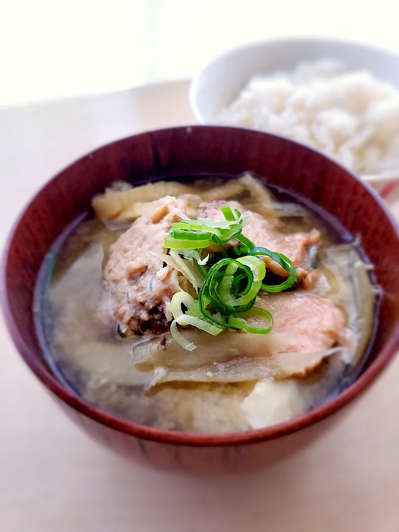 Snapdishの料理写真:朝ごはん
さけ中骨水煮缶と
　　　　ゴボウのお味噌汁

　　～～<*))>=<～～|みるくここあさん