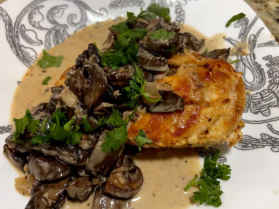 Snapdishの料理写真:Chicken with creamy mushroom|Marnelli Dela Cruz Hollandさん