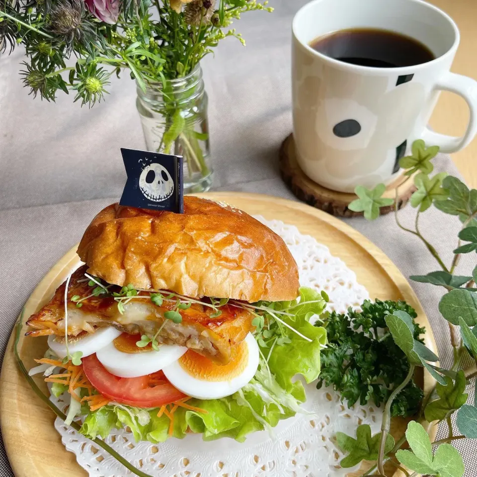 9/29❤︎照り焼きチキン半熟たまこバーガー🌱✨
〈サンド具材〉
・バーガーバンズ
・照り焼きチキン
・半熟たまご
・プリーツレタス.キャベツ.人参.トマト|Makinsさん