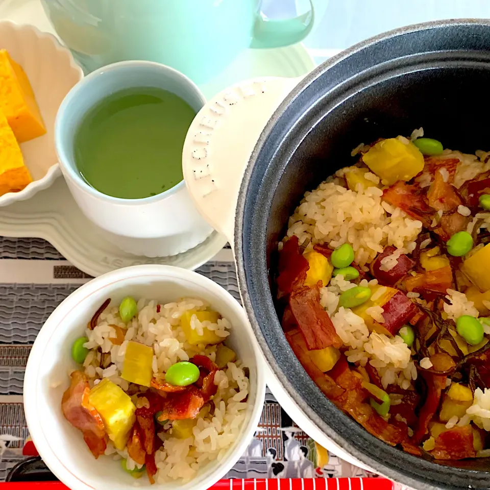 Snapdishの料理写真:お芋とバター醤油ベーコンの釜飯|あっちゃんさん