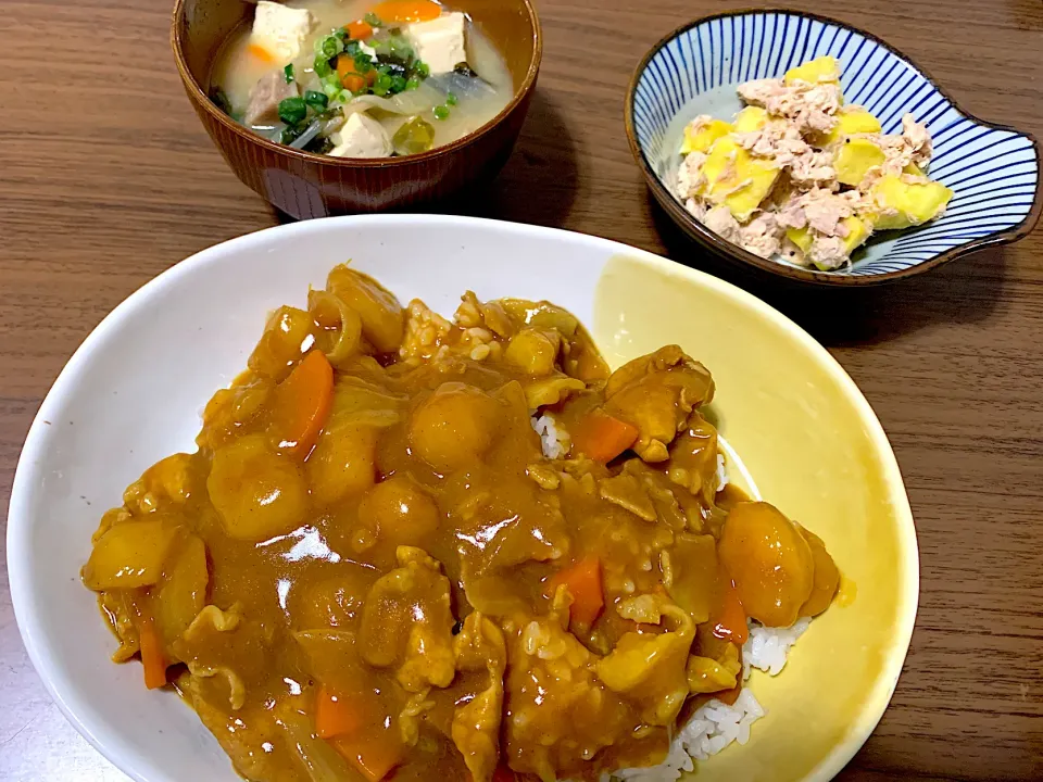 ・さつまいもカレー　・さつまいもとツナのサラダ　・味噌汁|みぃさん