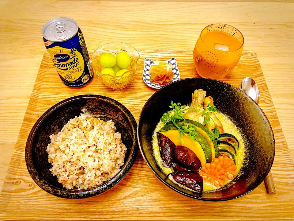 今日の夕食　グリーンカレー　ゆず大根と福神漬け　シャインマスカット　サジーのゆずみつ炭酸割り|ふわ猫はなちゃんさん