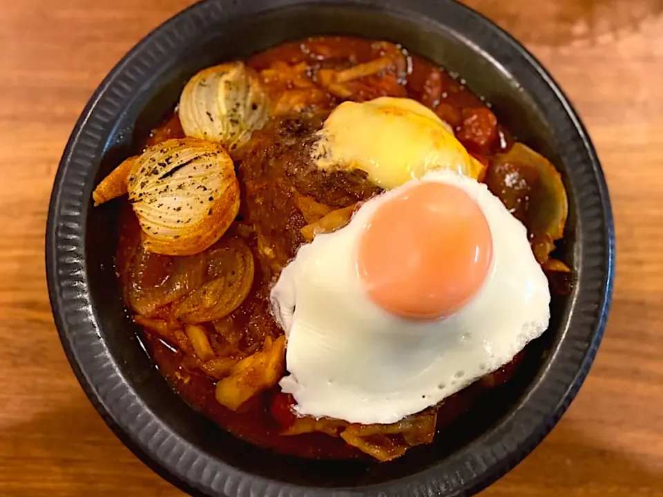 煮込みチーズインハンバーグ 目玉焼きのせ|ふくすけ食堂さん