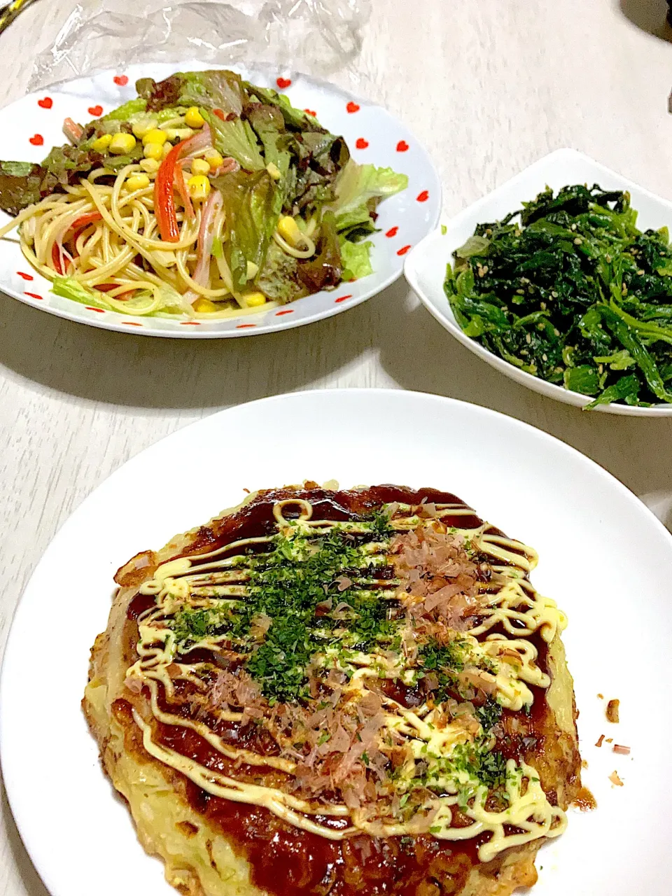 Snapdishの料理写真:豚コマお好み焼き、パスタサラダ、ほうれん草の胡麻和え、ほうれん草のお味噌汁|Ayaさん