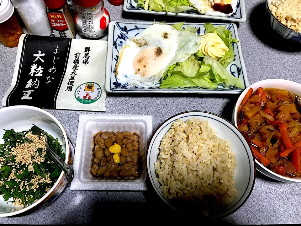 醤油かけ薬味もおかずになる #夕飯　ロウカット玄米ご飯、薬味(ネギしそ胡麻)、群馬県前橋産大豆使用まじめな大粒納豆、ピーナッツカボチャ切り干し大根、目玉焼き(ターンオーバーじゃないやつ)、レタス(キューピーマヨネーズ)|ms903さん