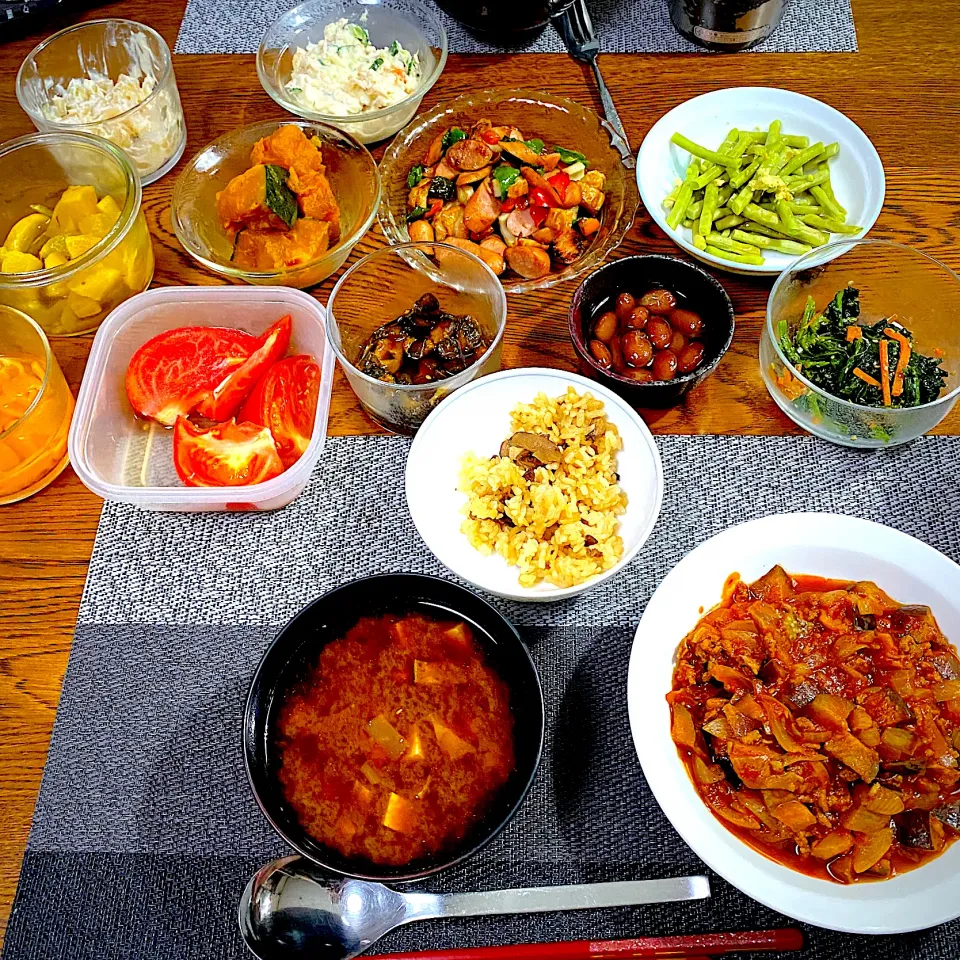 茄子と舞茸と玉ねぎのミートソース煮、炊き込みごはん、豆腐の味噌汁、インゲンの生姜醤油和え、残り物、常備菜、漬物|yakinasuさん