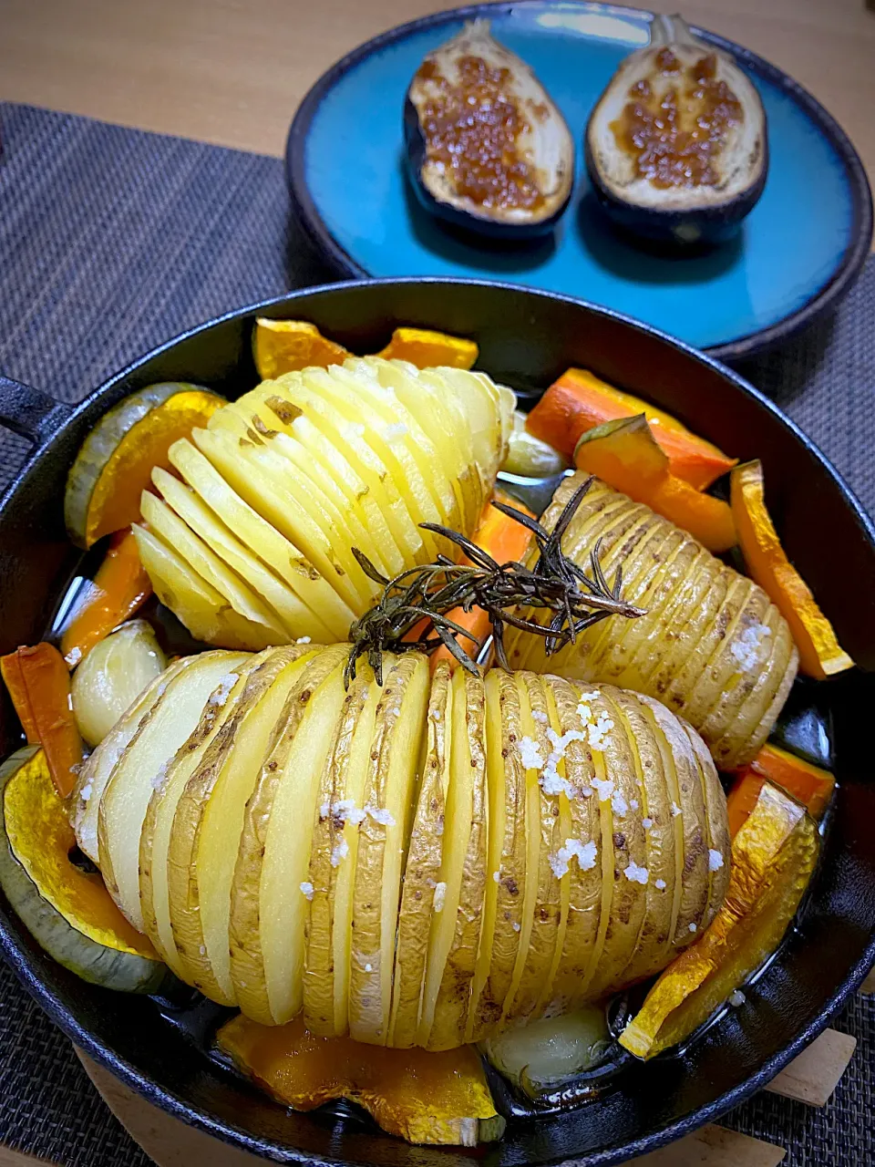 自家栽培ローズマリーのハッセルバックポテト🥔高山かぼちゃ🎃とにんじんも🥕|1614さん