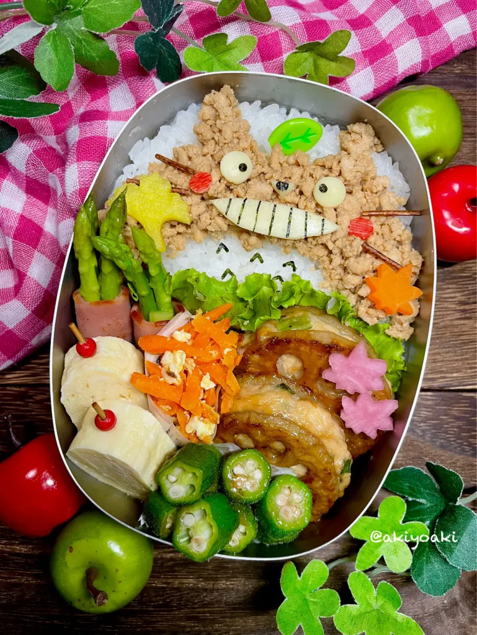 Snapdishの料理写真:トトロそぼろ弁当|Akiyoෆ¨̮⑅さん