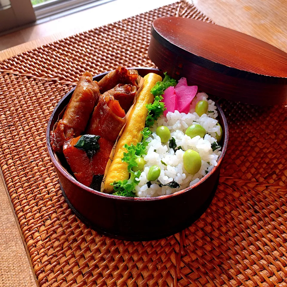 Snapdishの料理写真:わかめと枝豆混ぜご飯と南瓜の肉巻✴︎|あやみんさん