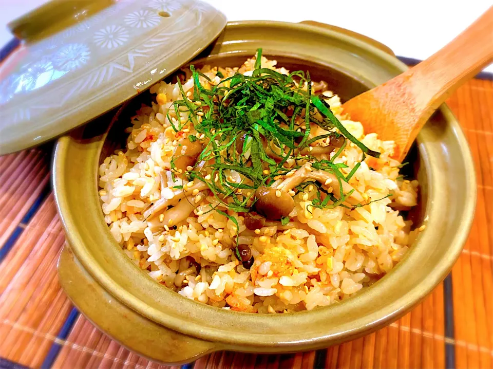 ひきわり納豆とキノコの土鍋ご飯🍲|ひろりんさん