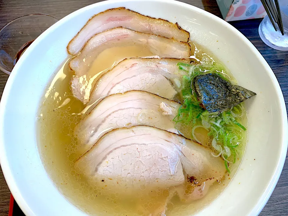 Snapdishの料理写真:ローストポークチャーシュー麺塩　大盛り|きらさん