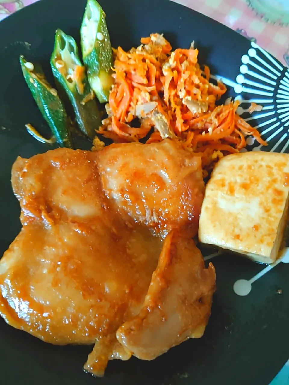 照り焼きチキン🐔
オクラ＆にんじん🥕シリシリ＆照り焼き豆腐添え|むさわか☘️さん