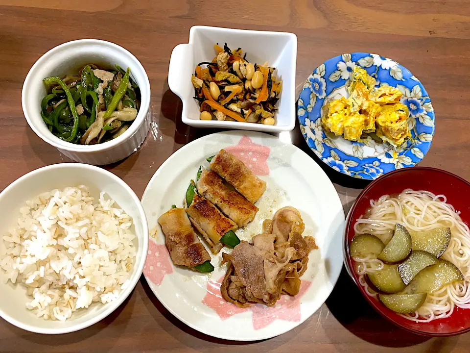 スナップエンドウ肉巻き　豚肩ロースの焼いたの　茄子の煮麺　かぼちゃとクリチのサラダ　ひじきと大豆の煮物　豚の青椒肉絲|おさむん17さん