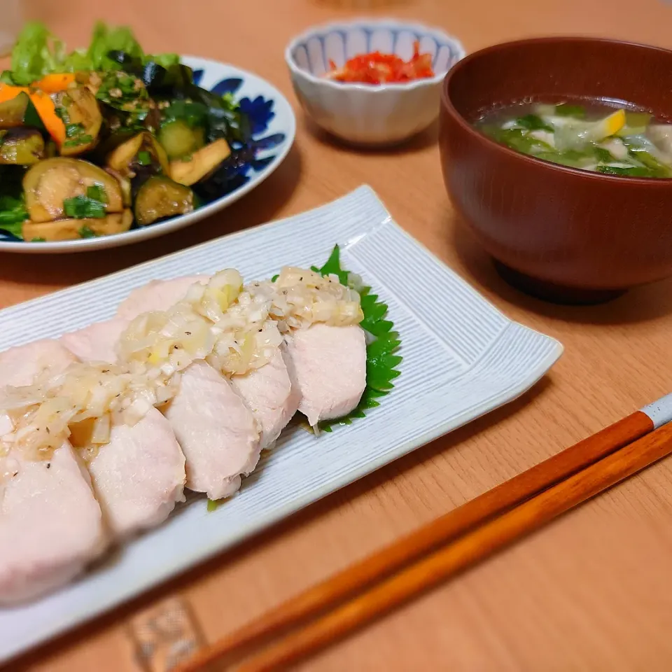 【夜ごはん】
蒸し鶏(ネギ塩レモンだれ)
サラダ、キムチ
水菜とネギ塩レモンのスープ|Rie*さん