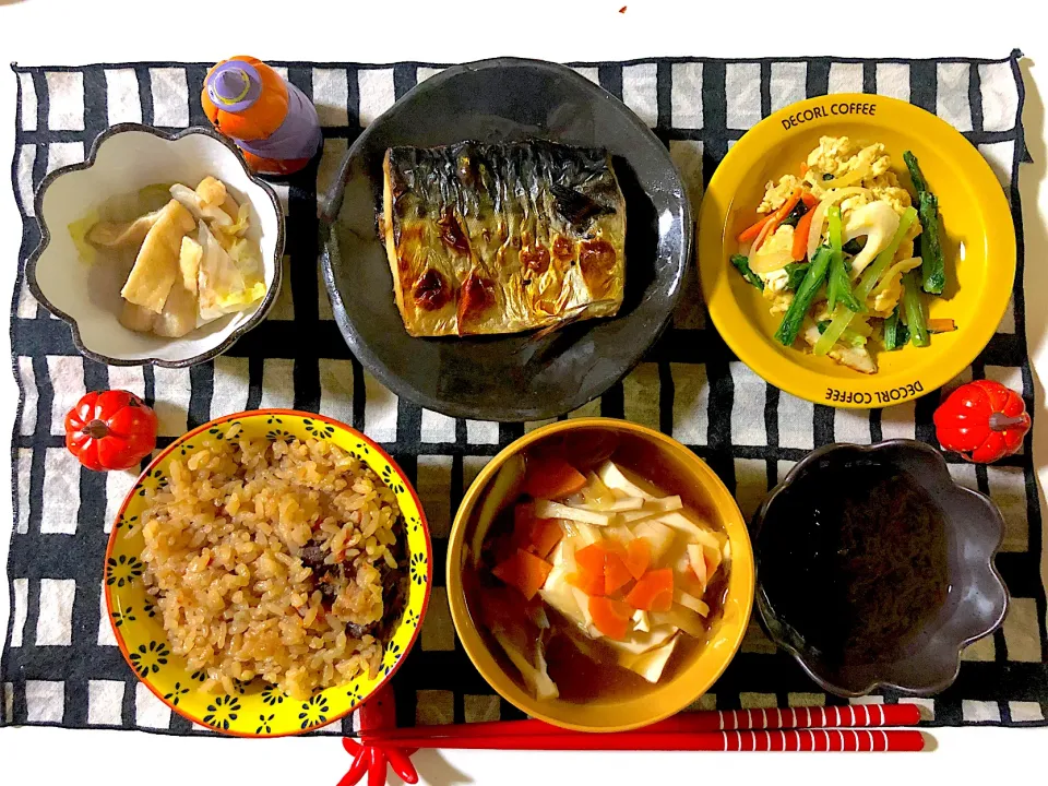 ✳︎炊き込みご飯✳︎鯖の塩焼き✳︎豆腐のきのこあんかけ✳︎白菜の煮浸し✳︎もずく酢✳︎小松菜とちくわの卵炒め|syamさん