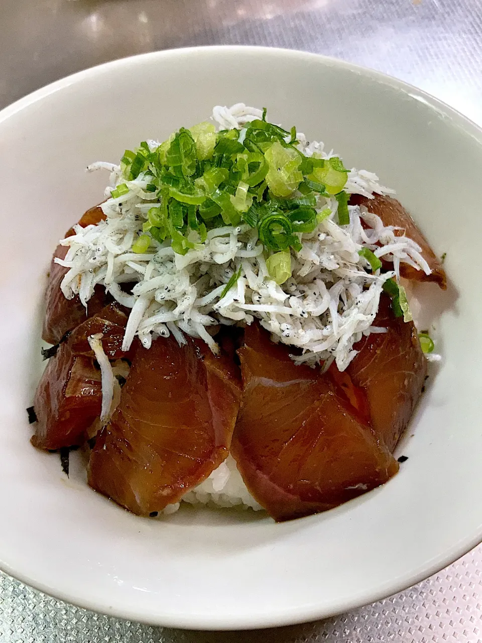 Snapdishの料理写真:ハマチの漬け・釜揚げしらす丼|じゅん🎶さん