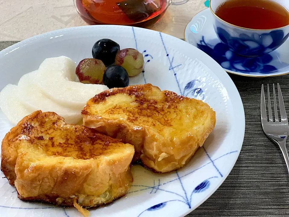 Snapdishの料理写真:フレンチトースト🍇🍐🍴|ｋｚｓｙｋさん