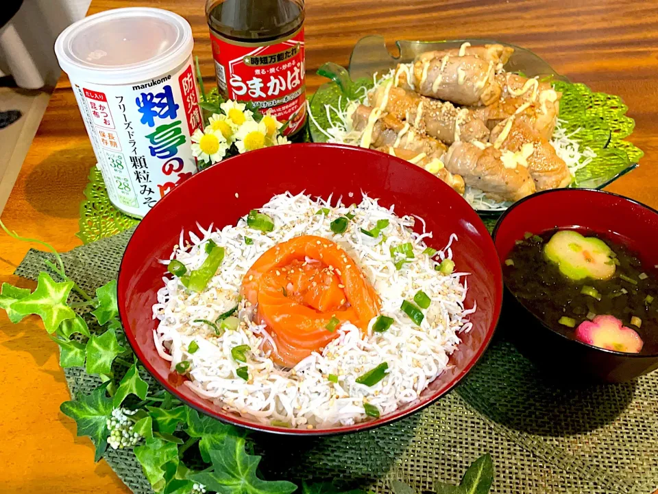 Snapdishの料理写真:✿︎釜揚げしらす丼と木綿豆腐の肉巻き🥓|🌼はなちゃん🌼さん