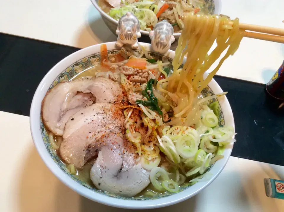 Snapdishの料理写真:仕込んだチャーシューを使って今日は味噌ラーメン|Takeshi  Nagakiさん