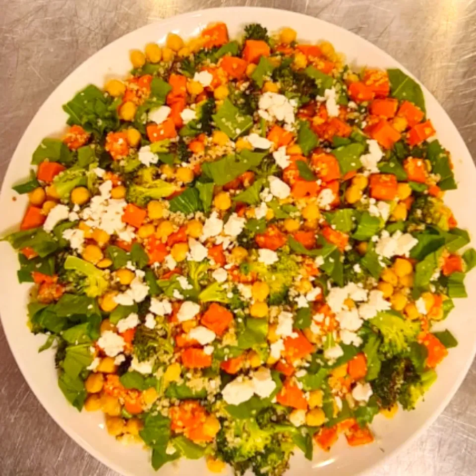 quinoa broccoli chickpea salad|Gregory michael Fernandesさん