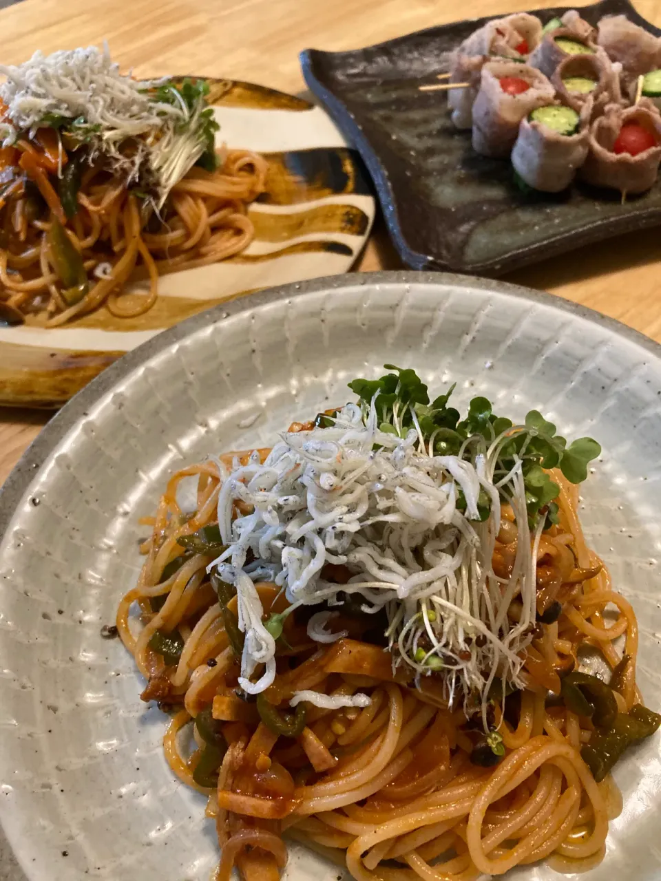 昨日の晩ごはん〜とうもろこしスパゲティのナポリタンしらすのっけ、きゅうりとプチトマトの肉巻き😋|さくたえさん