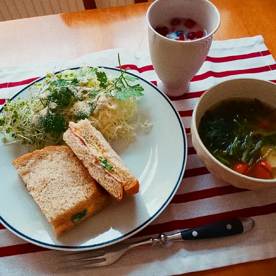 タマゴサンドで朝ごはん|えるえるさん