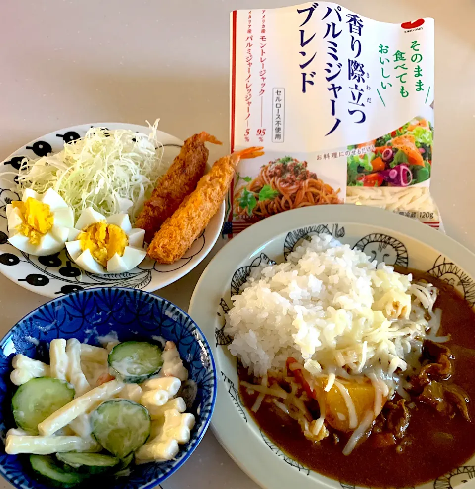 Snapdishの料理写真:夜ご飯☺︎ カレーライス　パルミジャーノブレンドかけていただきました🙏あっさりしたチーズでトロ伸びおいしかったです🧀あとはサラダと揚げるだけエビフライでした|とまこ(*^o^*)さん