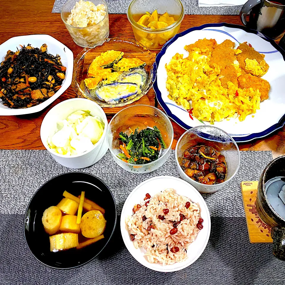 赤飯、お吸い物、カツとじ、てんとじ、ひじきの煮物、常備菜、漬物|yakinasuさん