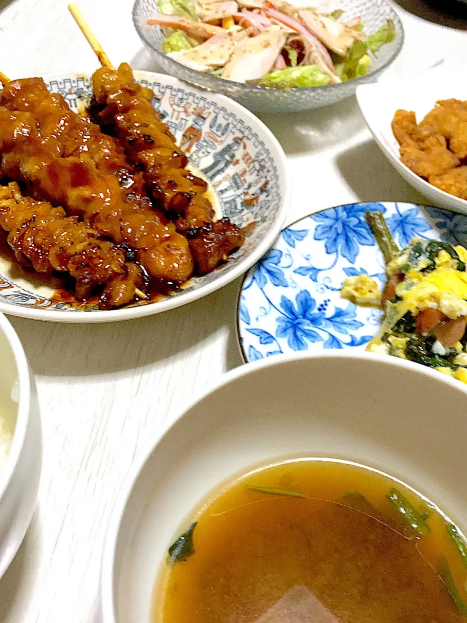 Snapdishの料理写真:焼き鳥（もも、かわ）カニカマとサラダチキンサラダ、ほうれん草のお味噌汁、ほうれん草とウインナーの炒め物、ナンコツ|Ayaさん