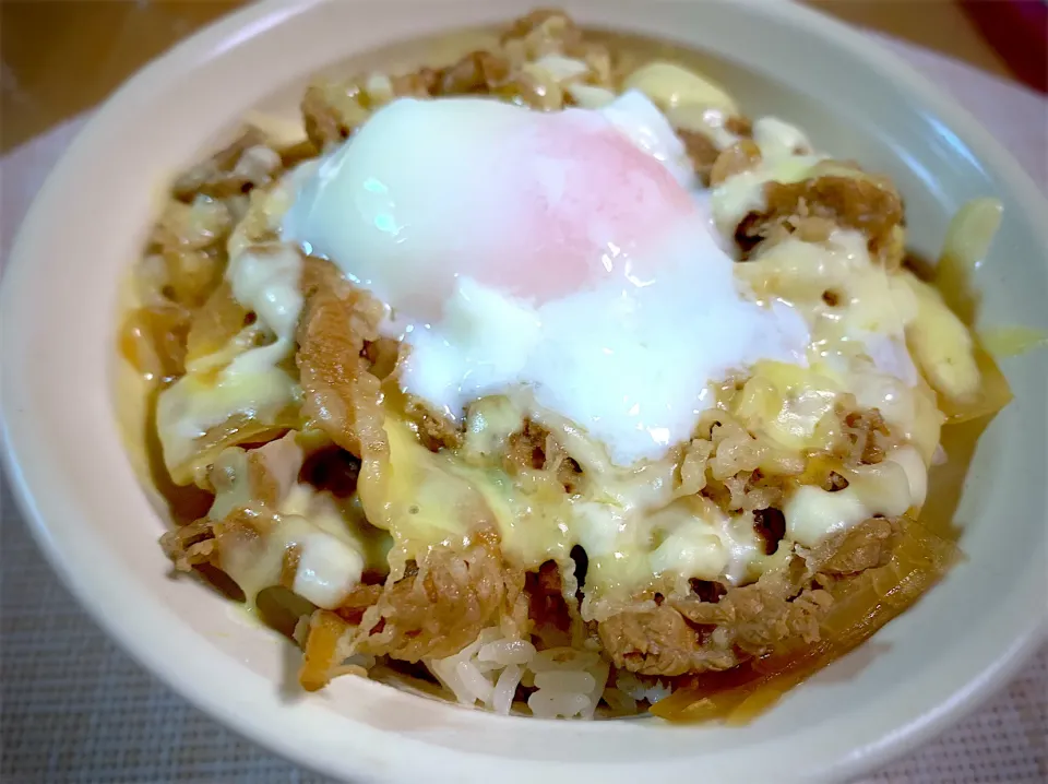 冷凍松屋牛丼(チーズ、温玉トッピング)|やまひろさん