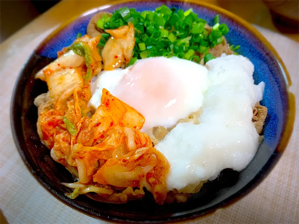 冷凍松屋牛丼(とろろ、キムチ、葱、温玉トッピング)|やまひろさん