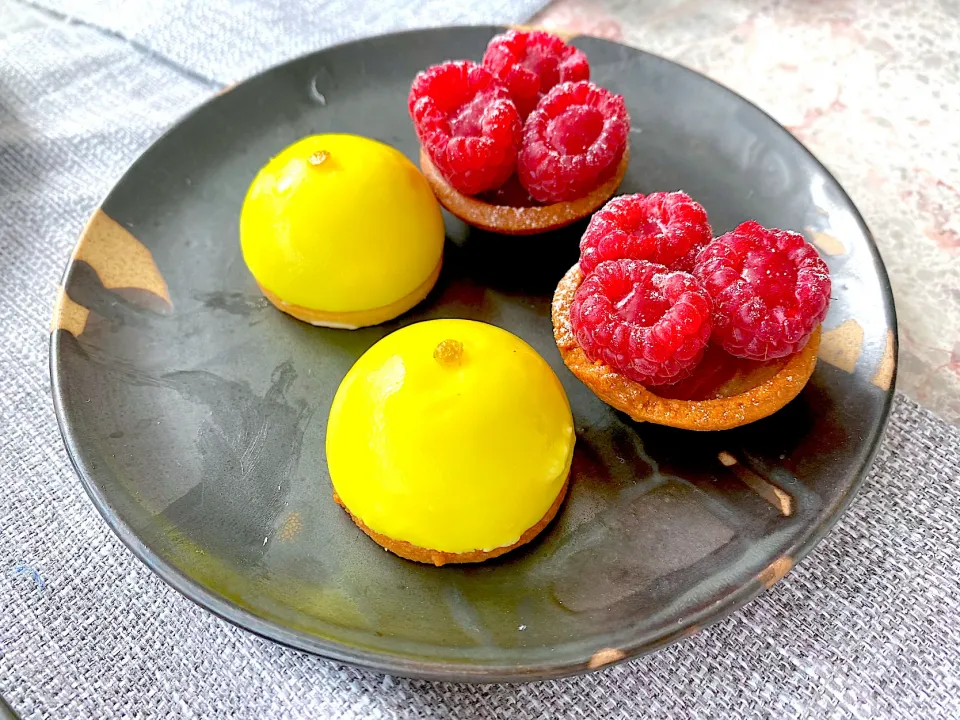 Asian fruit tart, white chocolate and calamansi dome|skyblueさん