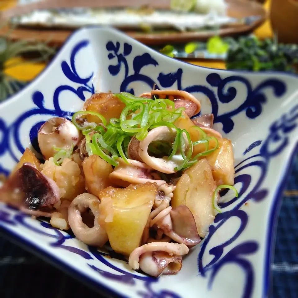 あゆ♡さんの料理 いかとじゃがいものガリバタ醤油炒め♪|とまと🍅さん