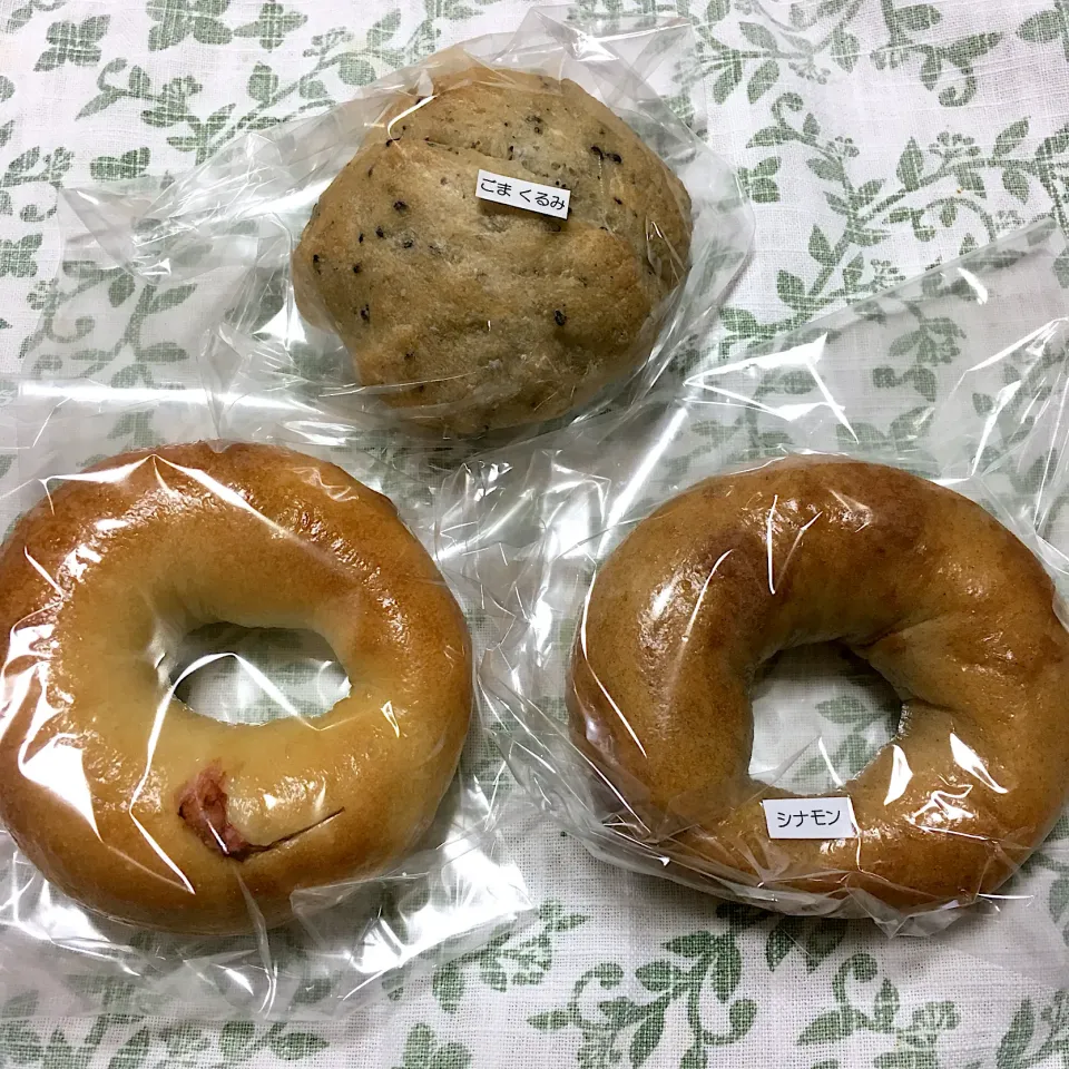 Snapdishの料理写真:桜あんベーグル、シナモンベーグル、ごまくるみパン @sakura bagle|こいちさん