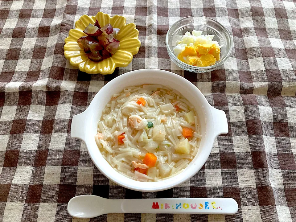 Snapdishの料理写真:【離乳食】鮭うどん、ゆで卵、ぶどう|sayaさん