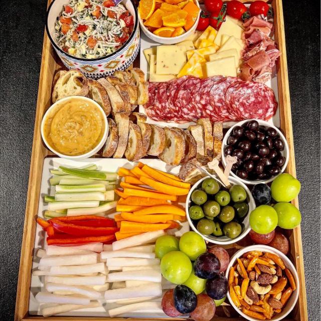 分割サービングトレイ、スナックサービングトレイ、 ⁇ ドライフルーツボックス、 ⁇ 食品保管オーガナイザー、スナックキャンディボック 食品盛り合わせ 食品保存トレイ蓋付き4コンパートメントスナックドライフルーツキャンディナッツサービングプレートトレイ ... 集まり ... シャルキュトリー ボード セット,耐熱性アペタイザープレート | ミート チーズトレイ 盛り合わせプレート,キャンディ スナック デ