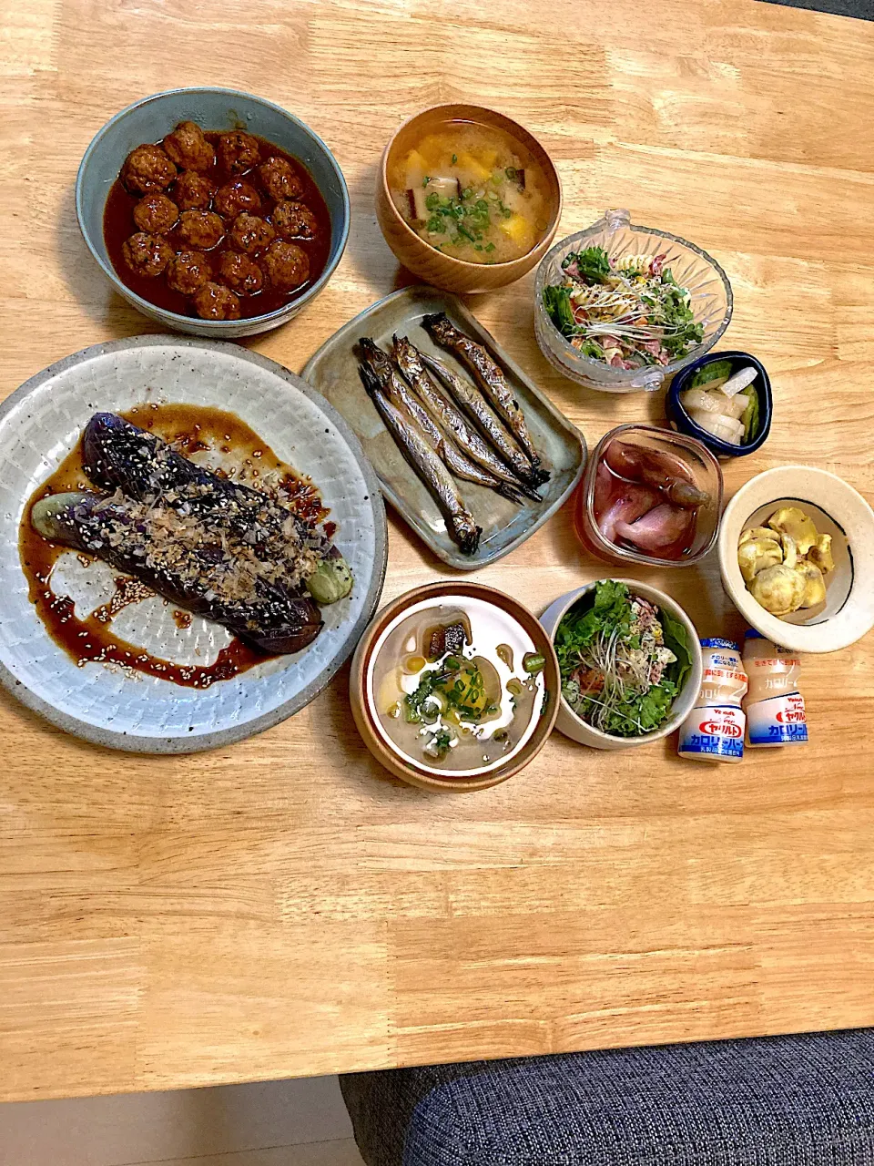 Snapdishの料理写真:10/1晩御飯💕肉団子、茄子のステーキ、焼きししゃも、マカロニサラダ、さつま芋のお味噌汁、お漬物、剥き栗🌰、ヤクルト(n´—｀n)|さくたえさん