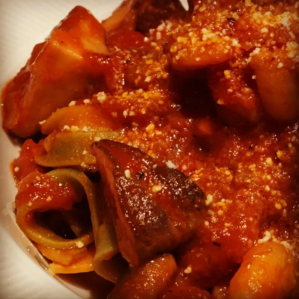 Tagliatelle Spinach & Tomato Pasta with a spicy 🌶 chili Mushroom & Prawn & Tomato Sauce 
With Parmesan Toast 
#quicklunch 
#pasta 
#homecooking 
#chefemanuel 
|Emanuel Hayashiさん