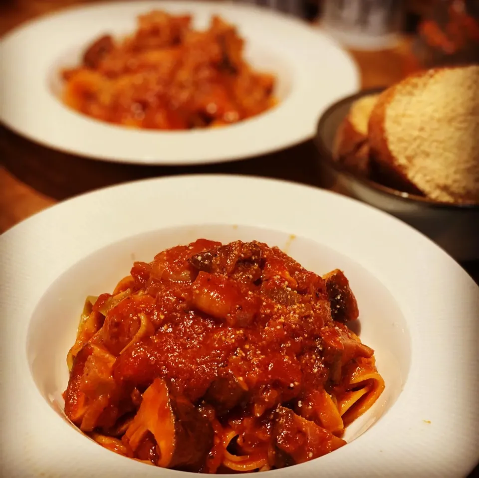 Tagliatelle Spinach & Tomato Pasta with a spicy 🌶 chili Mushroom & Prawn & Tomato Sauce 
With Parmesan Toast 
#quicklunch 
#pasta 
#homecooking 
#chefemanuel 
|Emanuel Hayashiさん