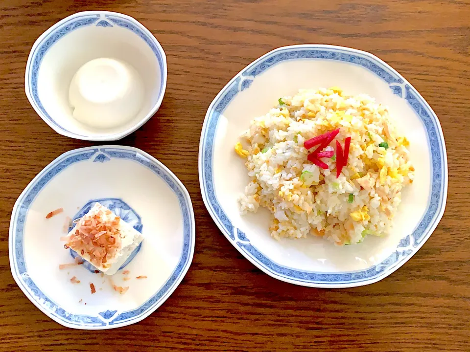 Snapdishの料理写真:鮭炒飯・木綿豆腐・杏仁豆腐🍥今日の昼食20211002|rococoさん