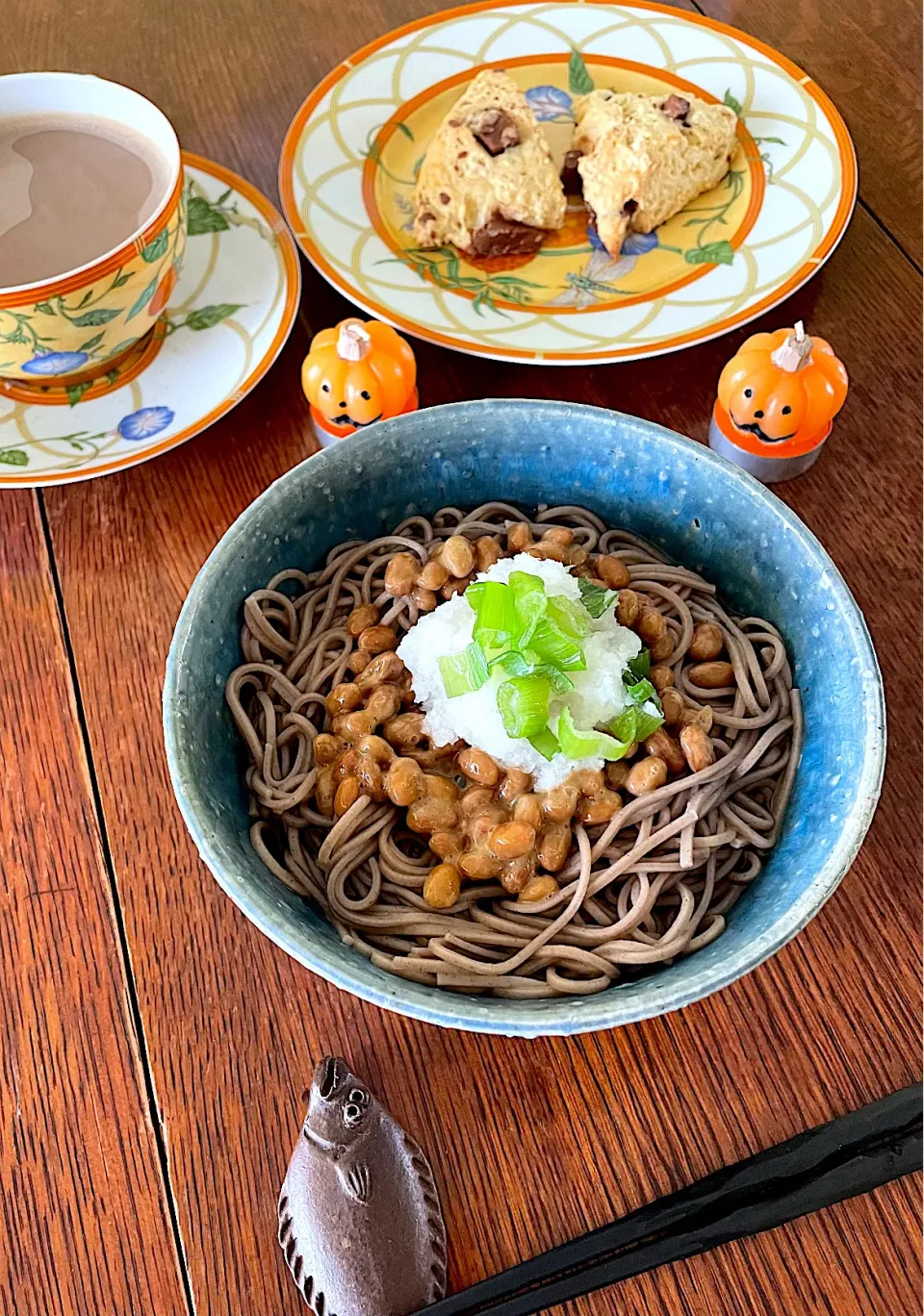 夫と私のブランチ #納豆おろし蕎麦  #チョコチャンクスコーン #週末のブランチはお互い好きなものを食べる|小松菜さん