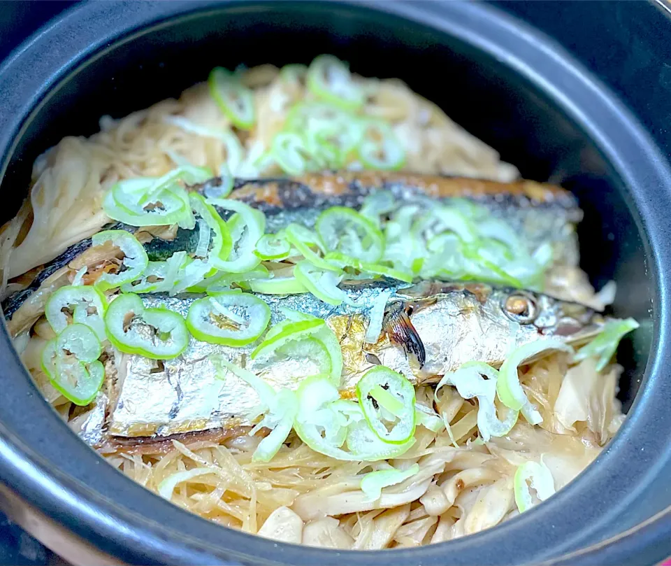 秋刀魚と舞茸の土鍋炊き込みご飯、新生姜とちょっぴりバターが隠し味🍁|はなさん